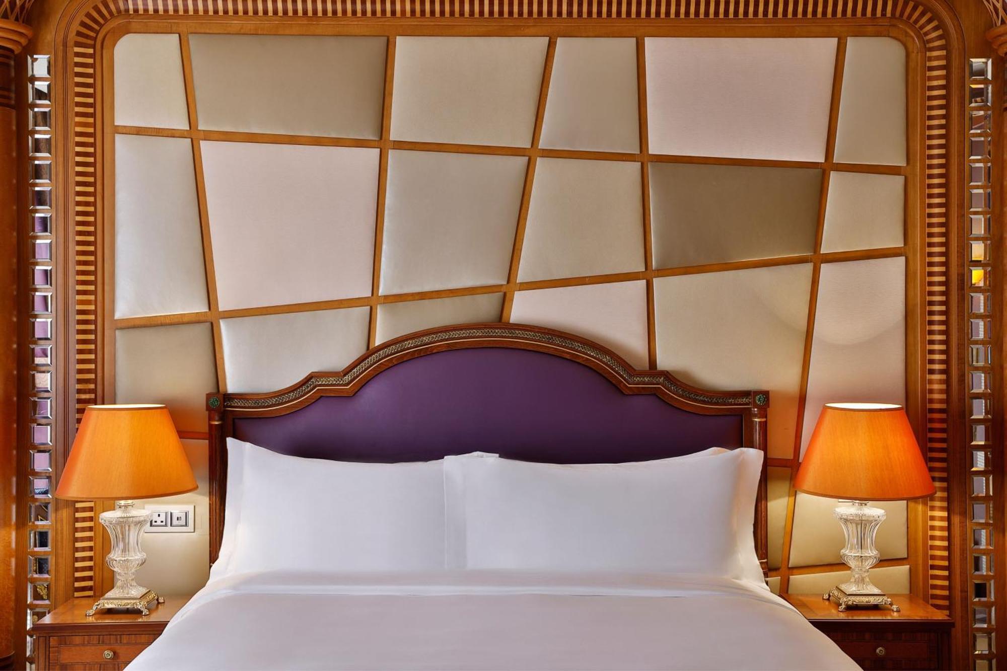 Готель The Ritz-Carlton Джидда Екстер'єр фото A bed with a headboard