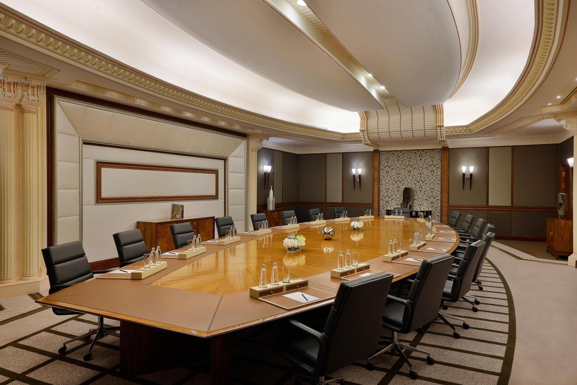 Готель The Ritz-Carlton Джидда Екстер'єр фото The boardroom of the InterContinental Hotel, London, where the first meeting of the G7 was held